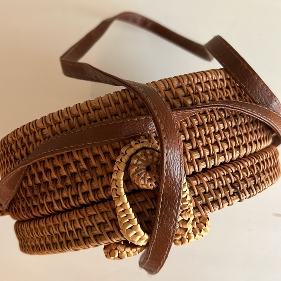 Round Straw Crossbody Bag - Picture 14 of 14